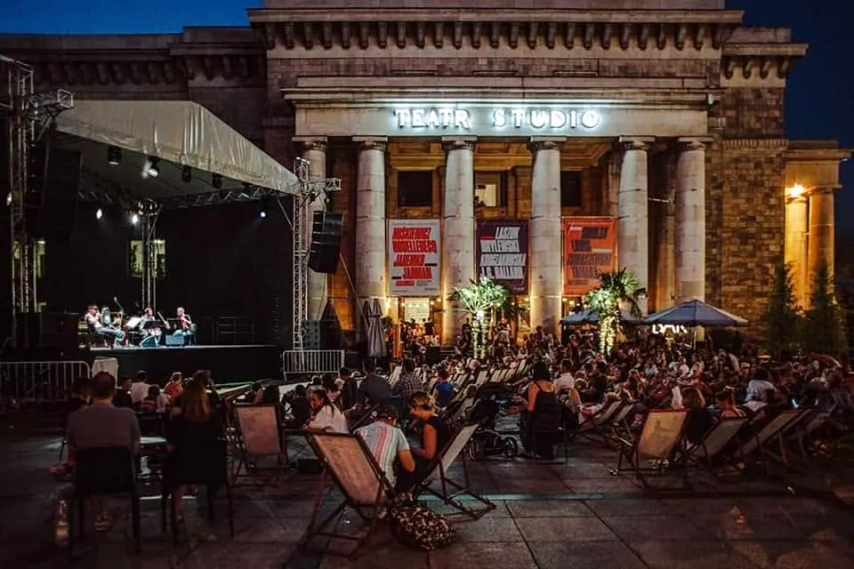 Koncert plenerowy przed Teatrem Studio w Pałacu Kultury i Nauki